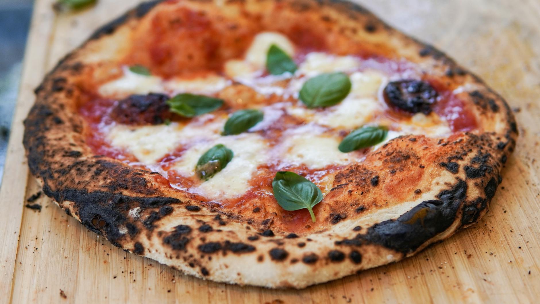 Jak upiec idealną neapolitańską pizzę w domu – przepis, technika i sprawdzone wskazówki Neapolitańska pizza Margherita z pieca opalanego drewnem z listkami bazylii