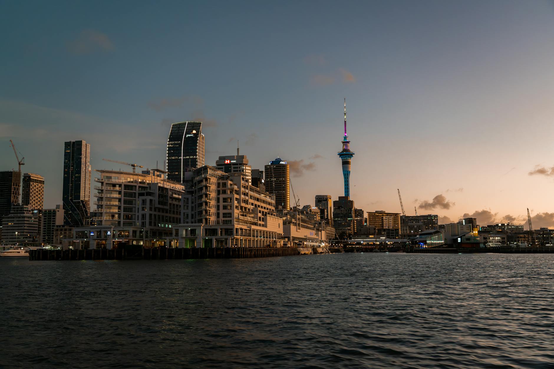 Panorama Auckland o zmierzchu z wieżą Sky Tower nad miastem